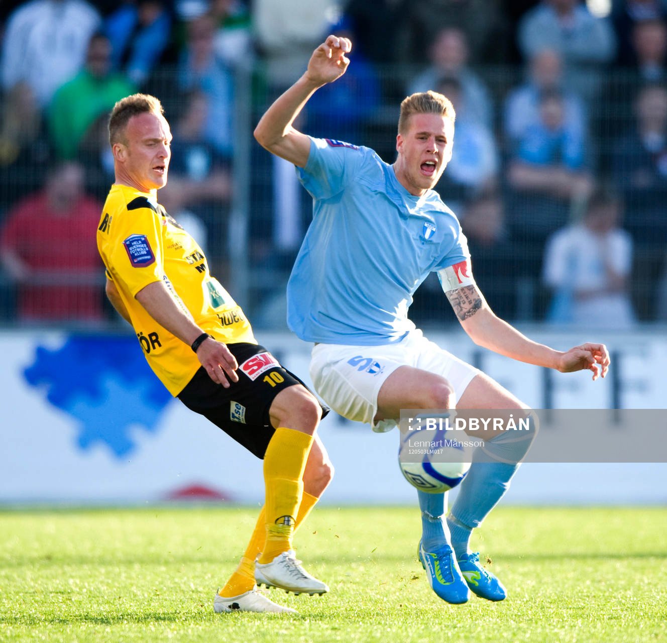 Pontus Jansson, Malmö, får en spark av Marcus Ekenberg,