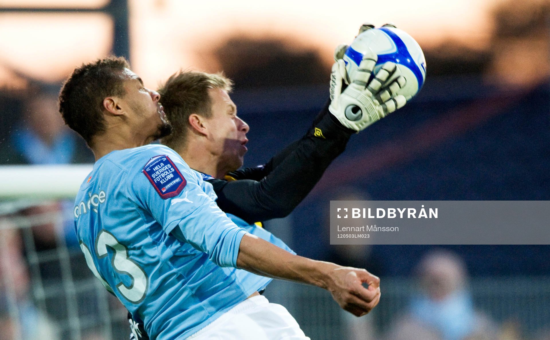 Mattias Asper, målvakt, Mjällby, tar bollen framför