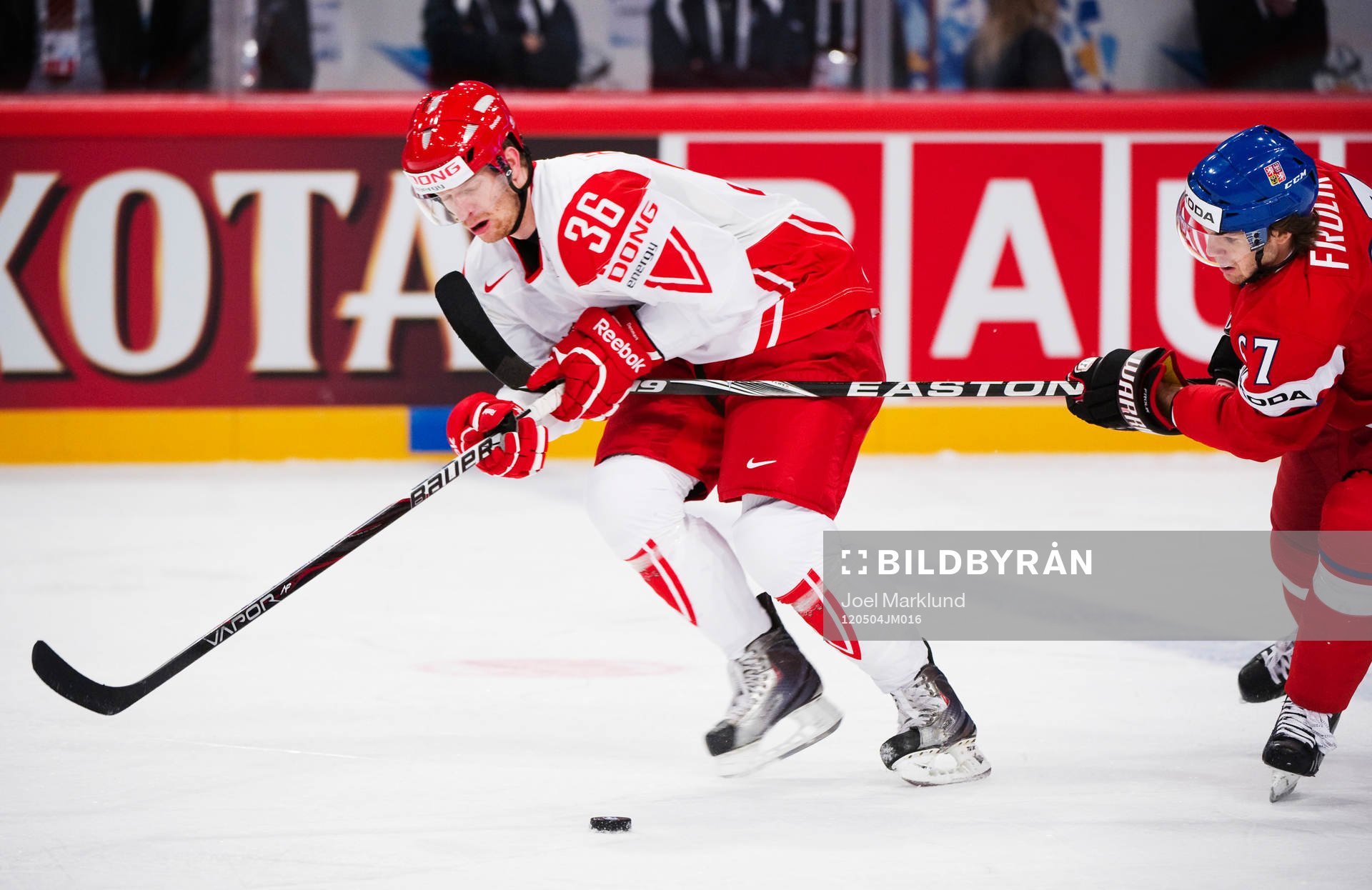 Jannik Hansen, Danmark, blir hakad av Michael Frolik,