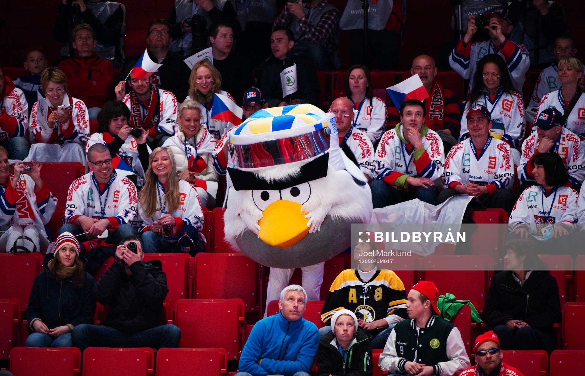 VM:s maskot Hockey Bird dansar bland publiken