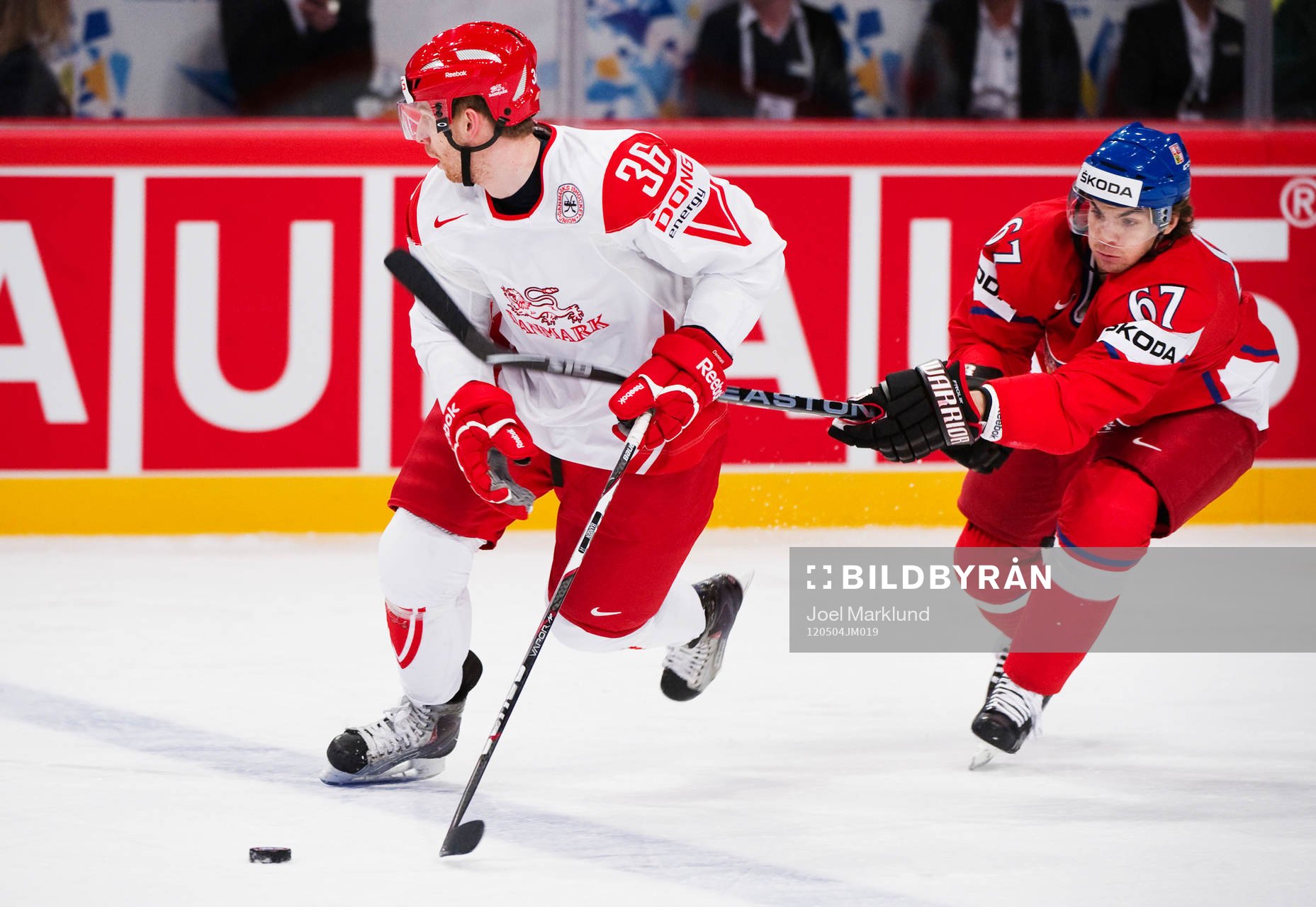 Jannik Hansen, Danmark, blir hakad av Michael Frolik,