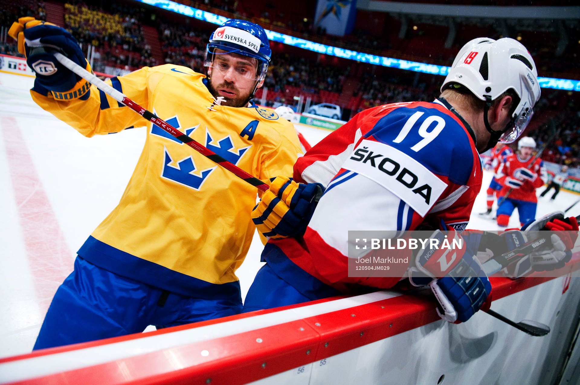 Henrik Zetterberg, Sverige, tacklas av Per Åge Skröder,