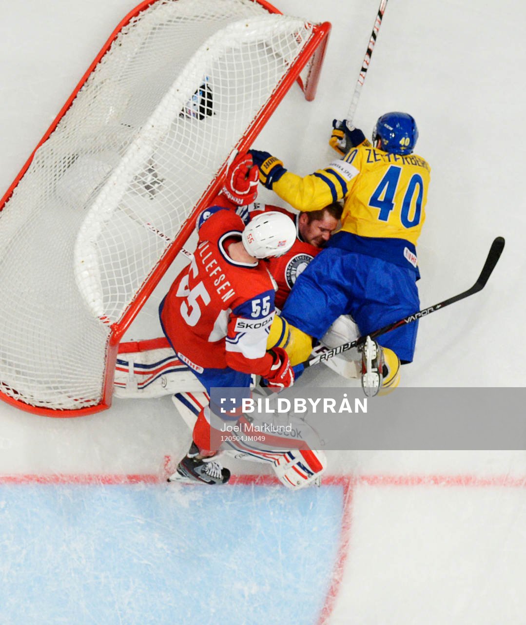 Henrik Zetterberg, Sverige, åker på Lars Haugen,