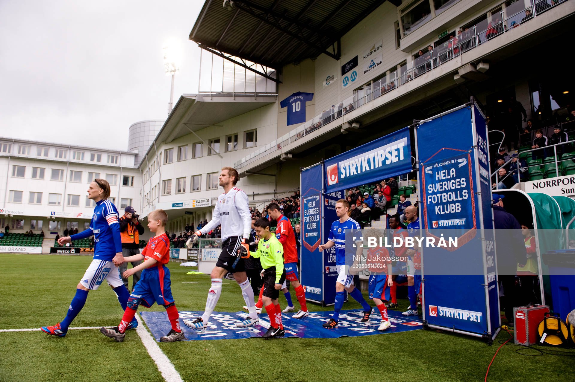 Lagen marscherar in på Norrporten Arena, Svenska Spel