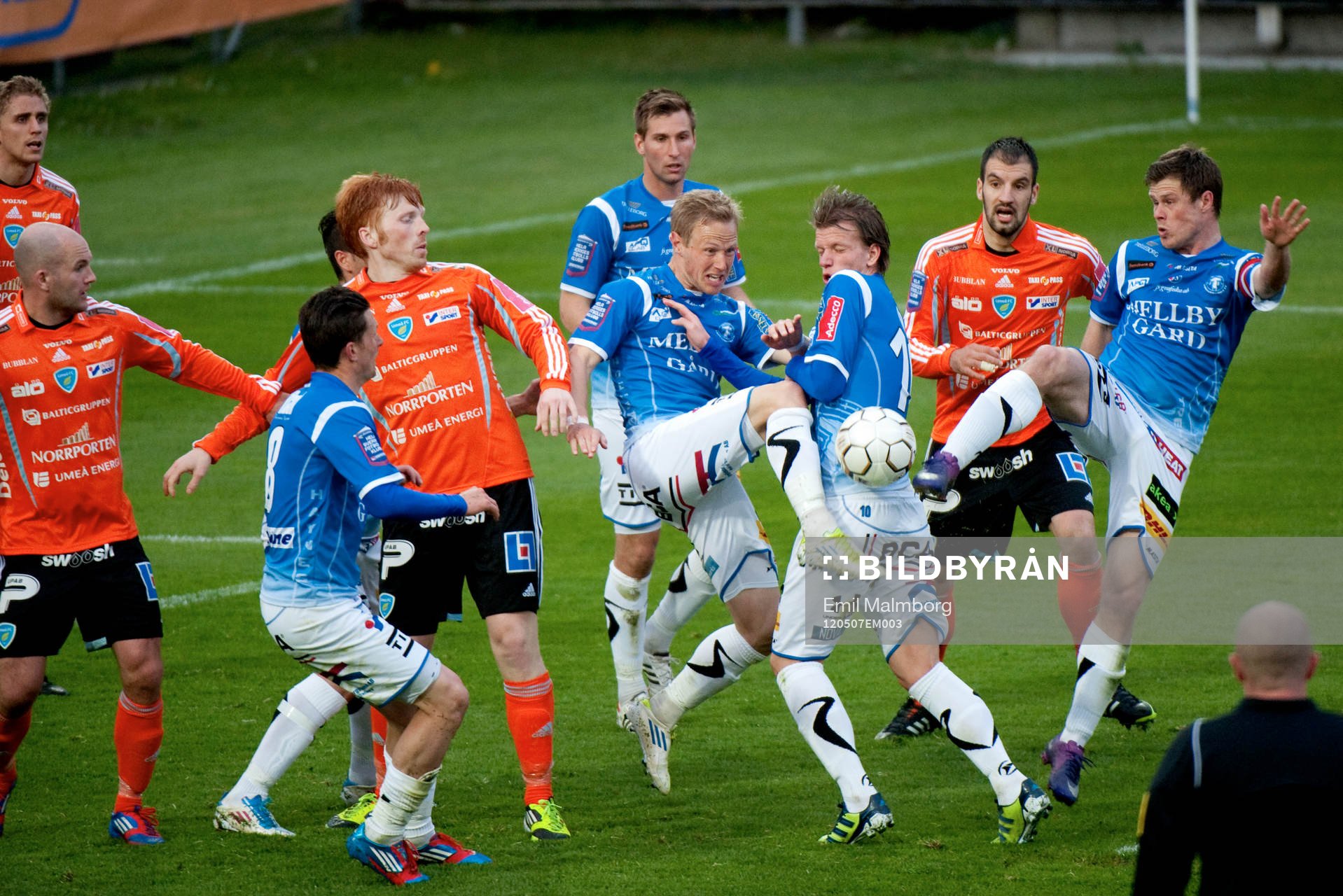 Mycket folk på bollen. Magnus Andersson, Trelleborg Dennis