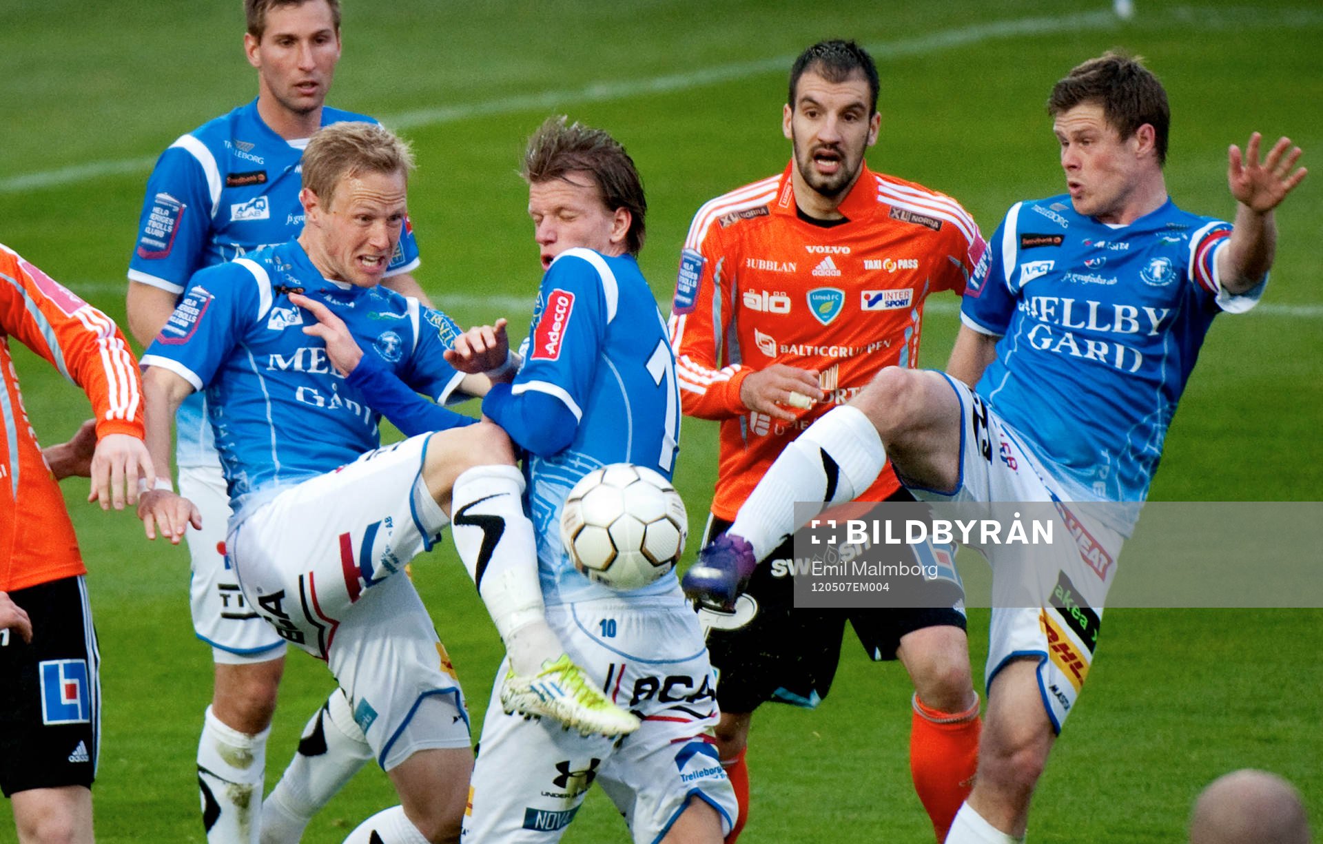 Mycket folk på bollen. Magnus Andersson, Trelleborg Dennis