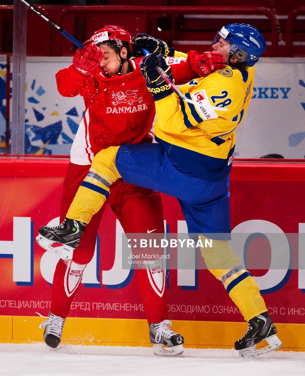 Stefan Lassen, Danmark, tacklar Jonas Brodin, Sverige