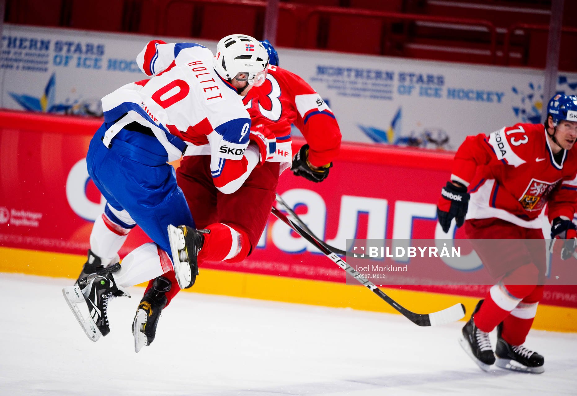 Marius Holtet, Norge, tacklar Ondrej Nemec, Tjeckien