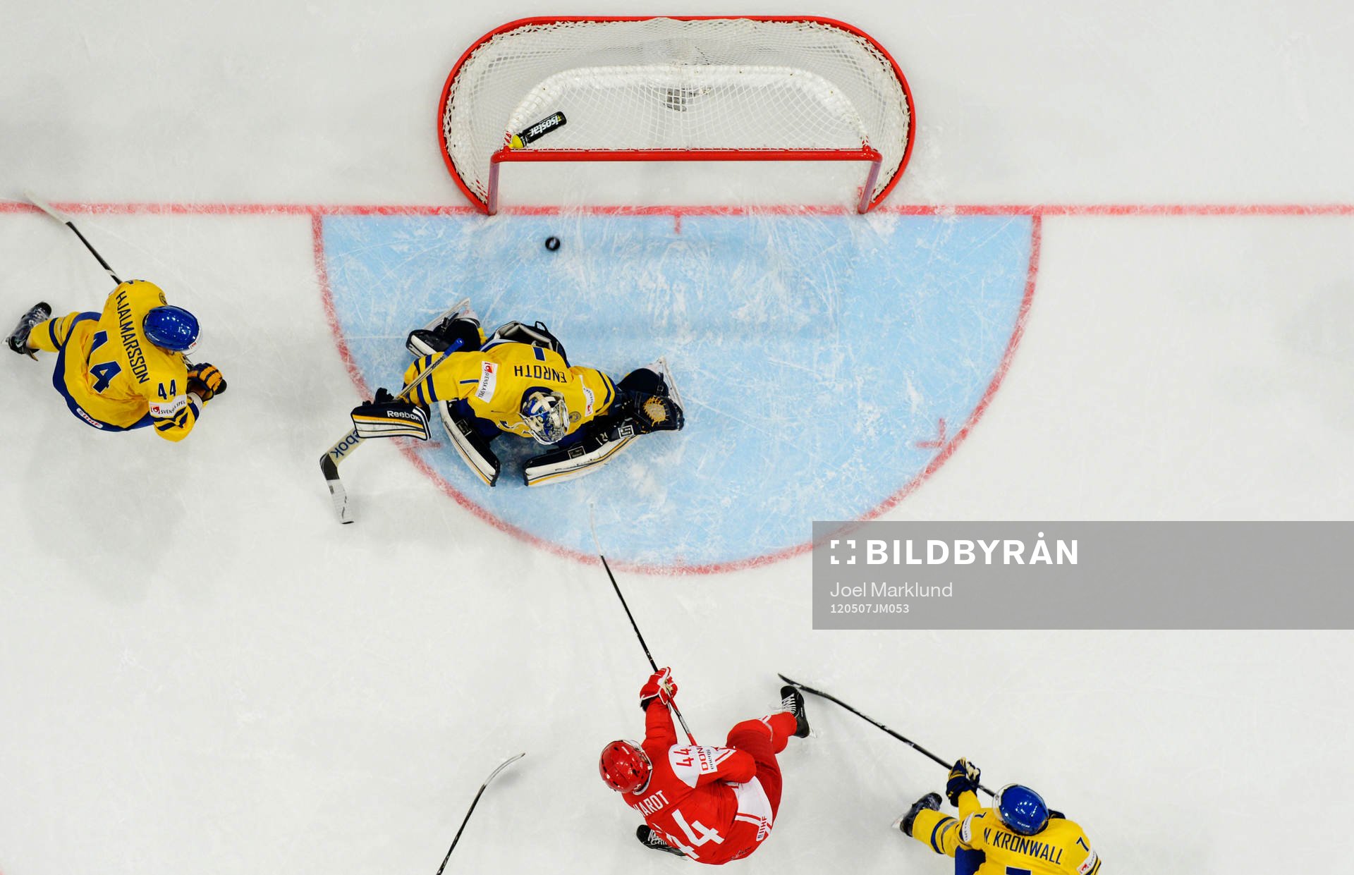 Nichlas Hardt, Danmark, gör 4-1 bakom Jhonas  Enroth,