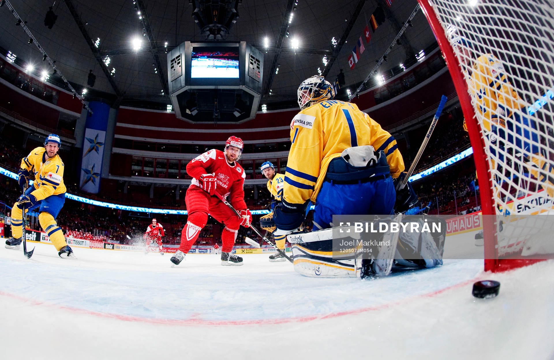 Nichlas Hardt, Danmark, gör 4-1 bakom Jhonas  Enroth,