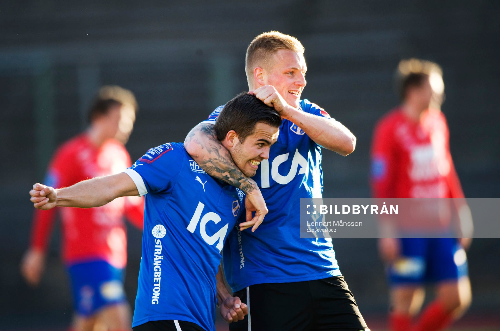 1-1, målskytten Kristinn Steinthorsson grattas av