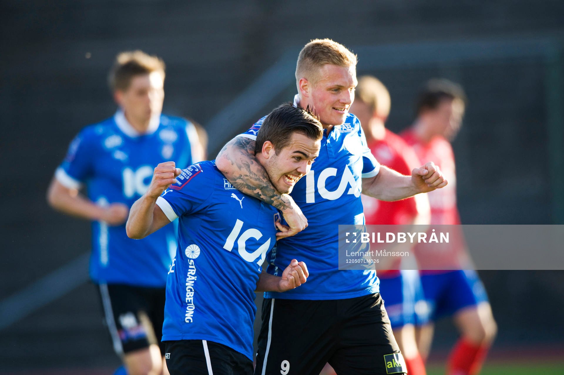    1-1 Kristinn Steinthorsson, som grattas av landsmannen Gudjon Baldvinsson, Halmstad. Jubel.