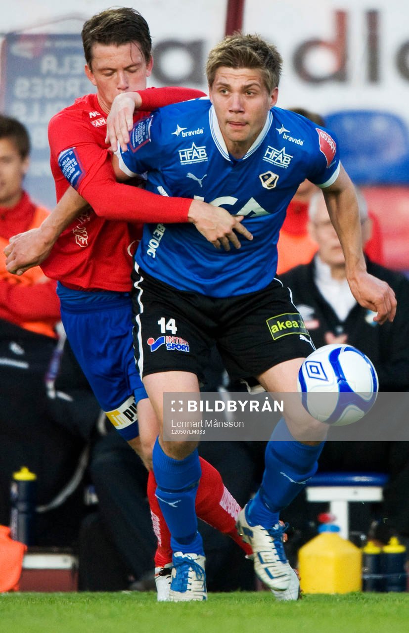 Mikael Boman, Halmstad, försöker slita sig loss