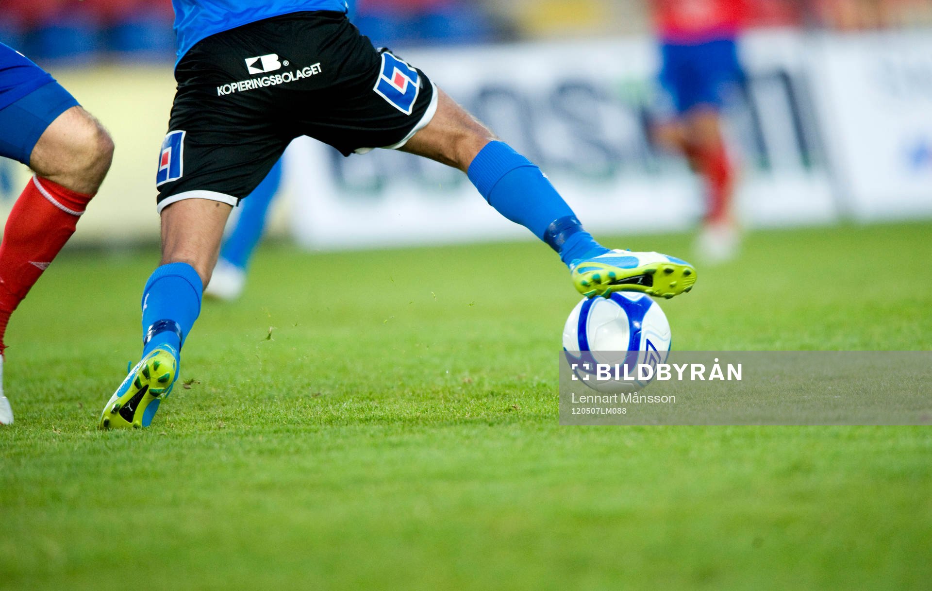 Fot, fötter, boll, fotboll, gräs, gräsmatta,