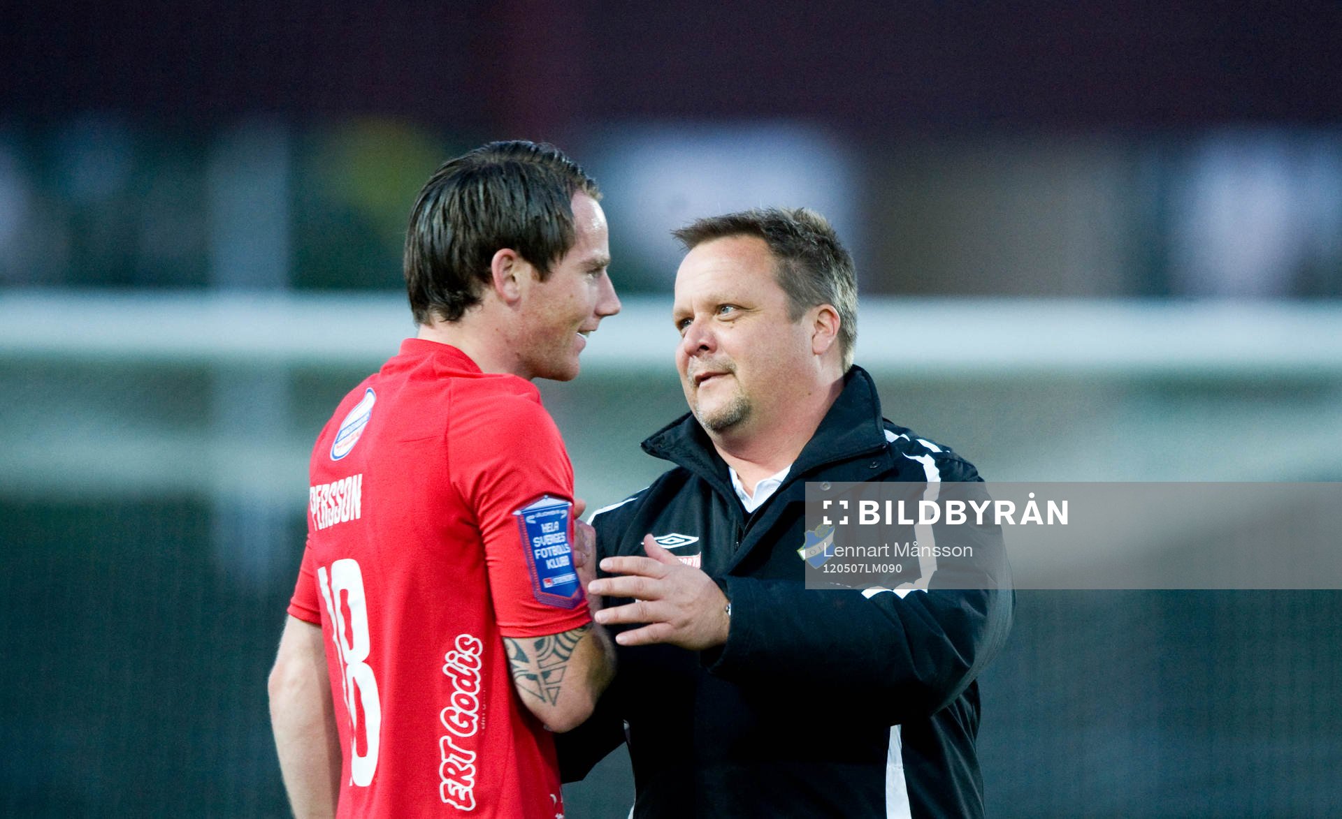 Johan Persson, Öster, tackas av Roar Hansen, tränare,