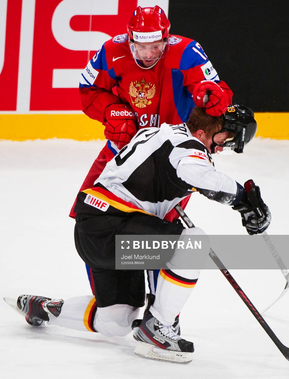 Pavel Datsyuk, Ryssland, ger sig på Christoph Schubert,