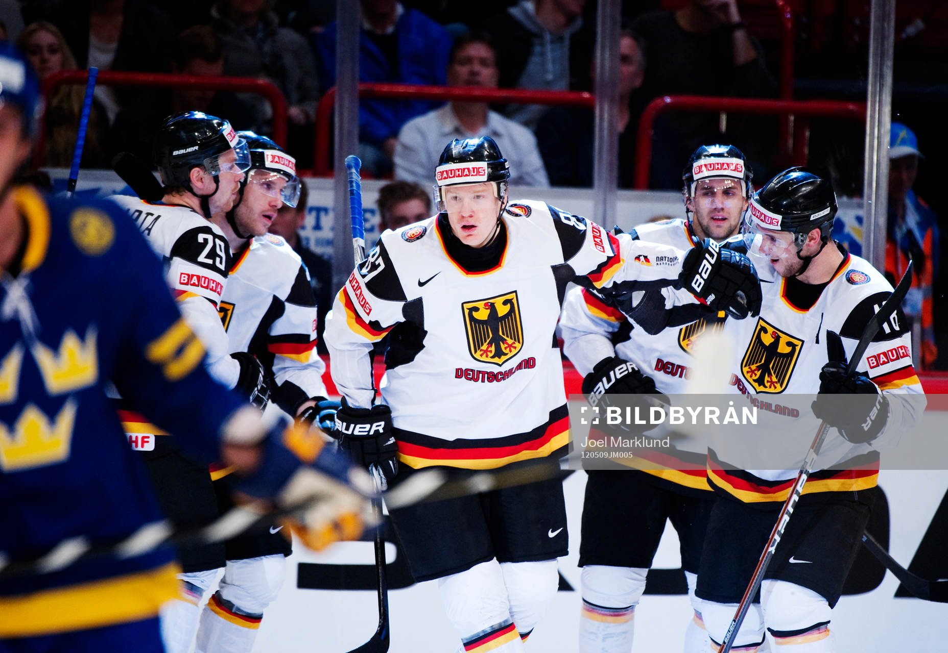 Philip Gogulla, Tyskland, gratuleras till sitt 1-1-mål