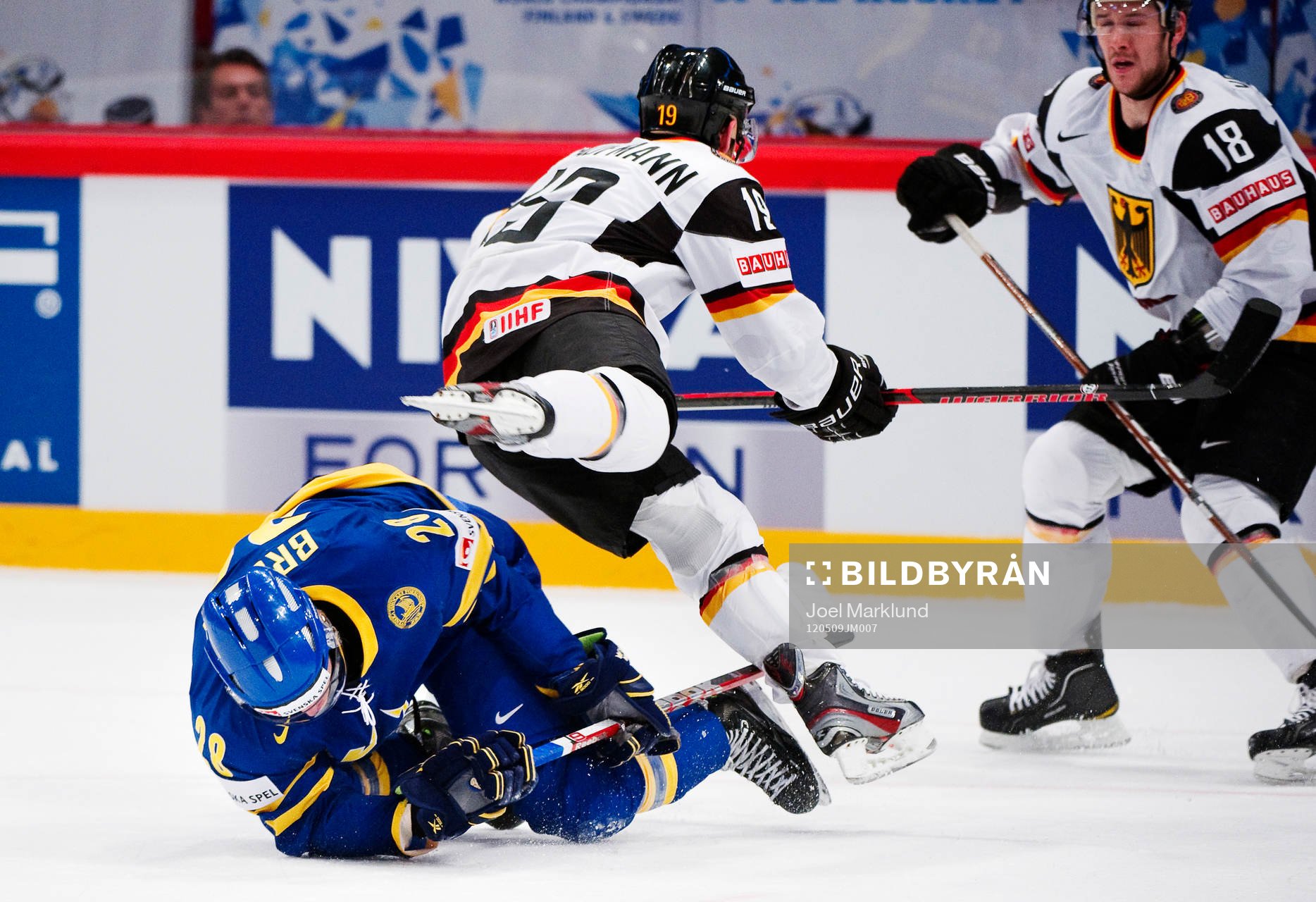 Jonas Brodin, Sverige, får Evan Kaufmann, Tyskland, på