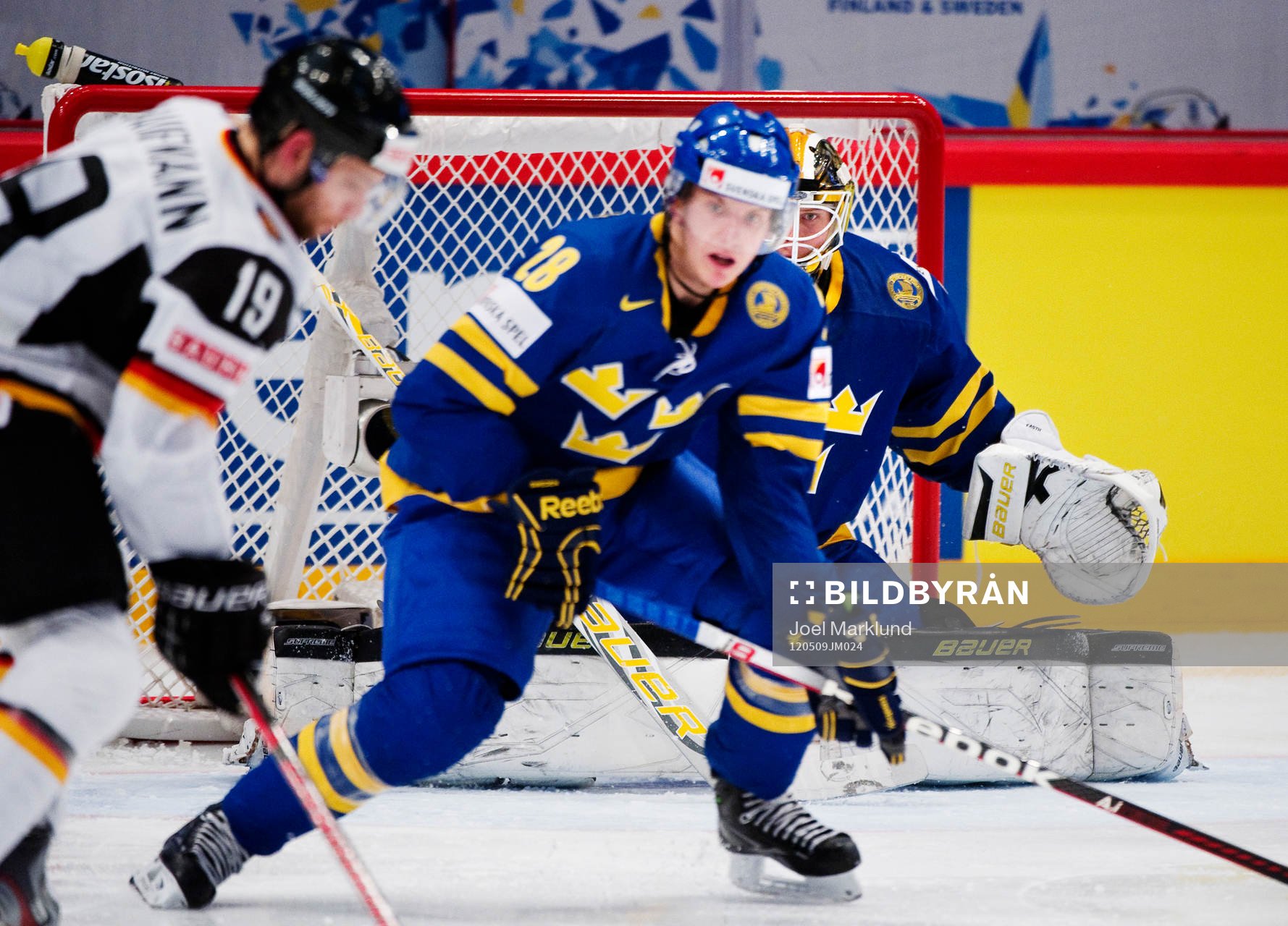 Viktor Fasth, målvakt, Sverige, har koll på pucken