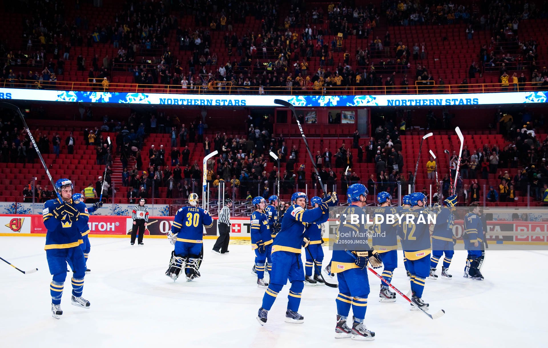 De svenska spelarna tackar publiken
