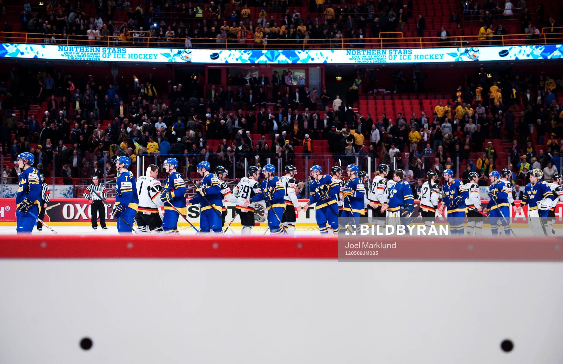 Spelarna tackar varandra