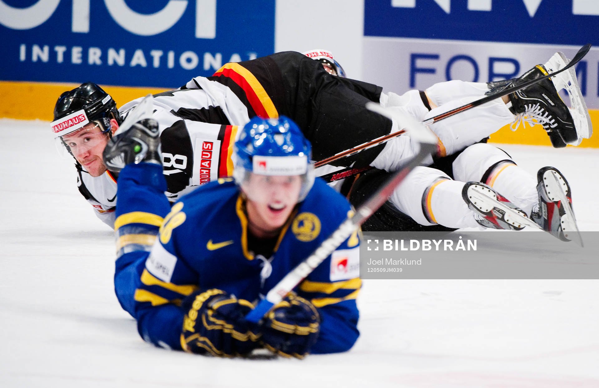 Kai Hospelt, Tyskland, ligger ovanpå Evan Kaufmann. I