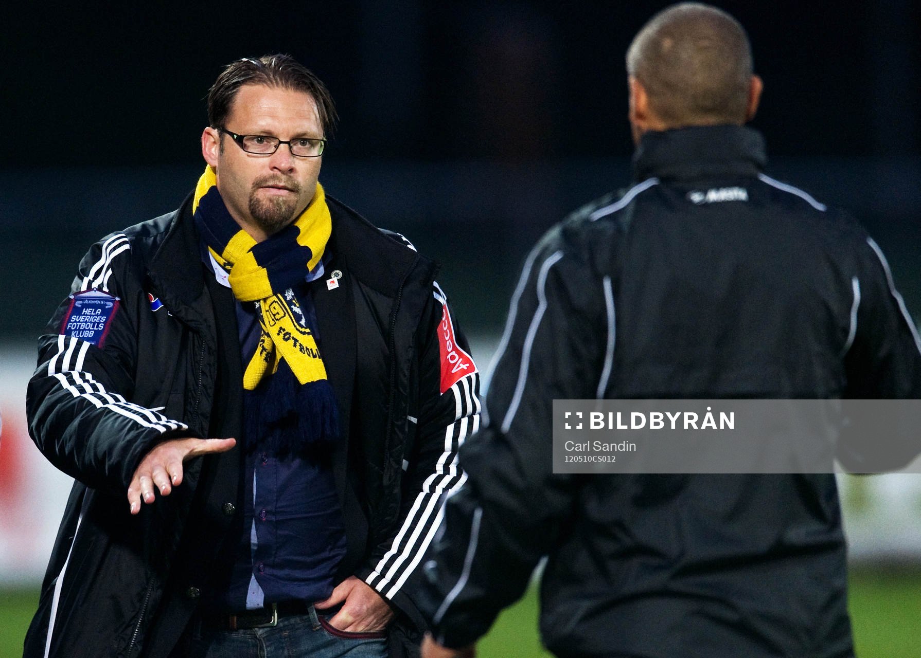 Joakim Persson, tränare Ängelholm, tackar Henrik Larsson,