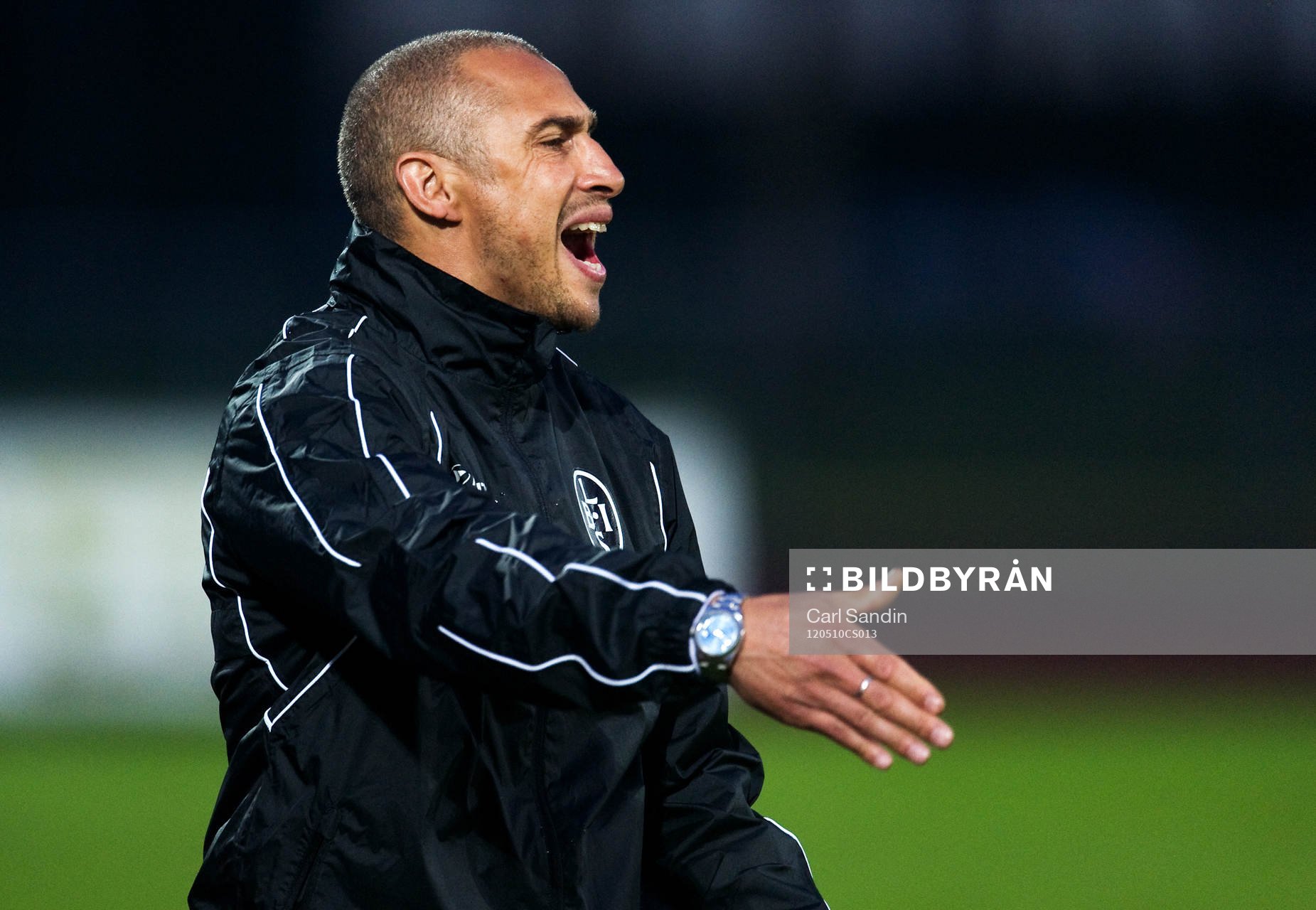 Henrik Larsson, tränare. Skriker åt spelarna