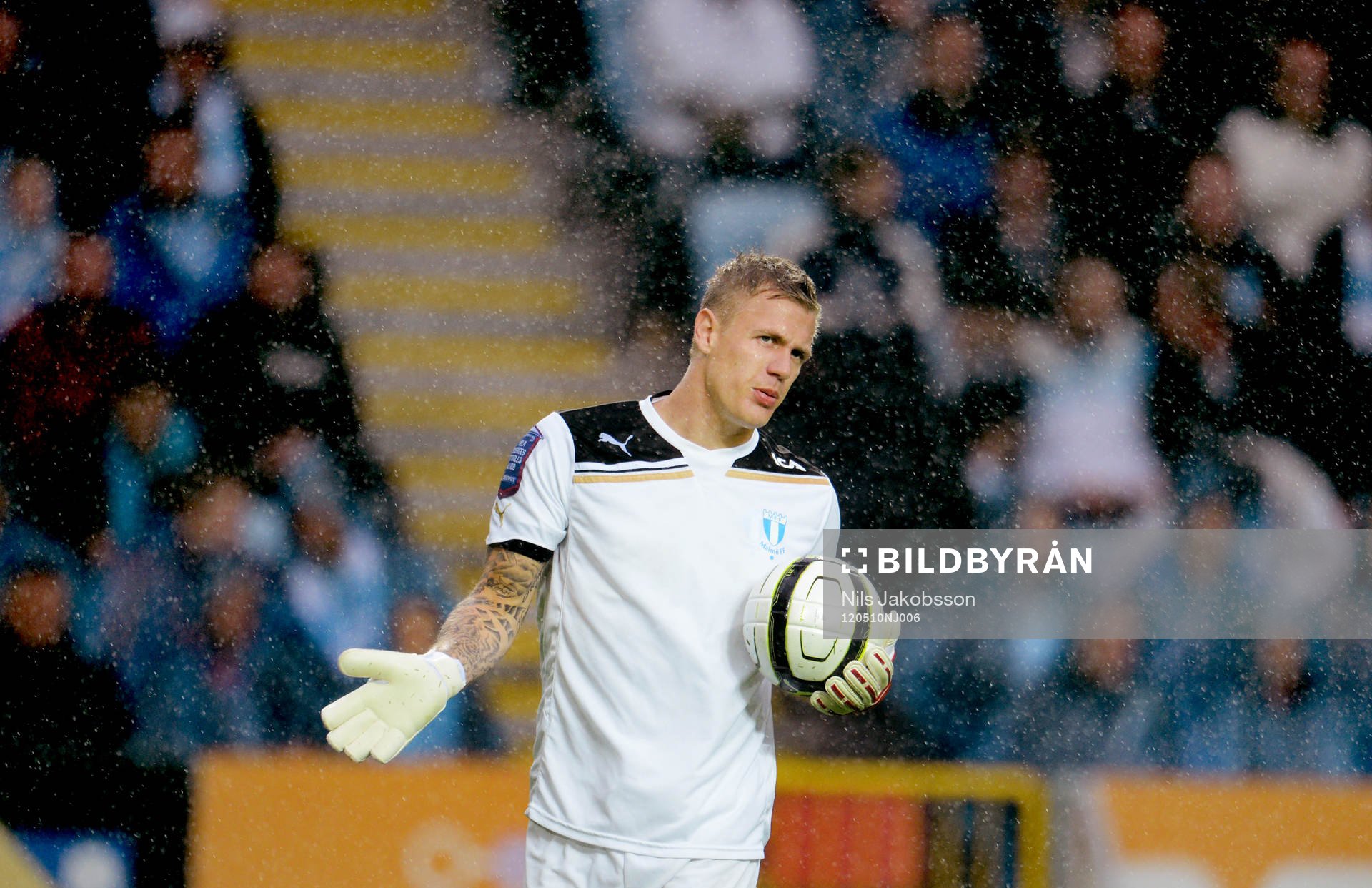 Det regnar rejält på Johan Dahlin, målvakt, Malmö FF