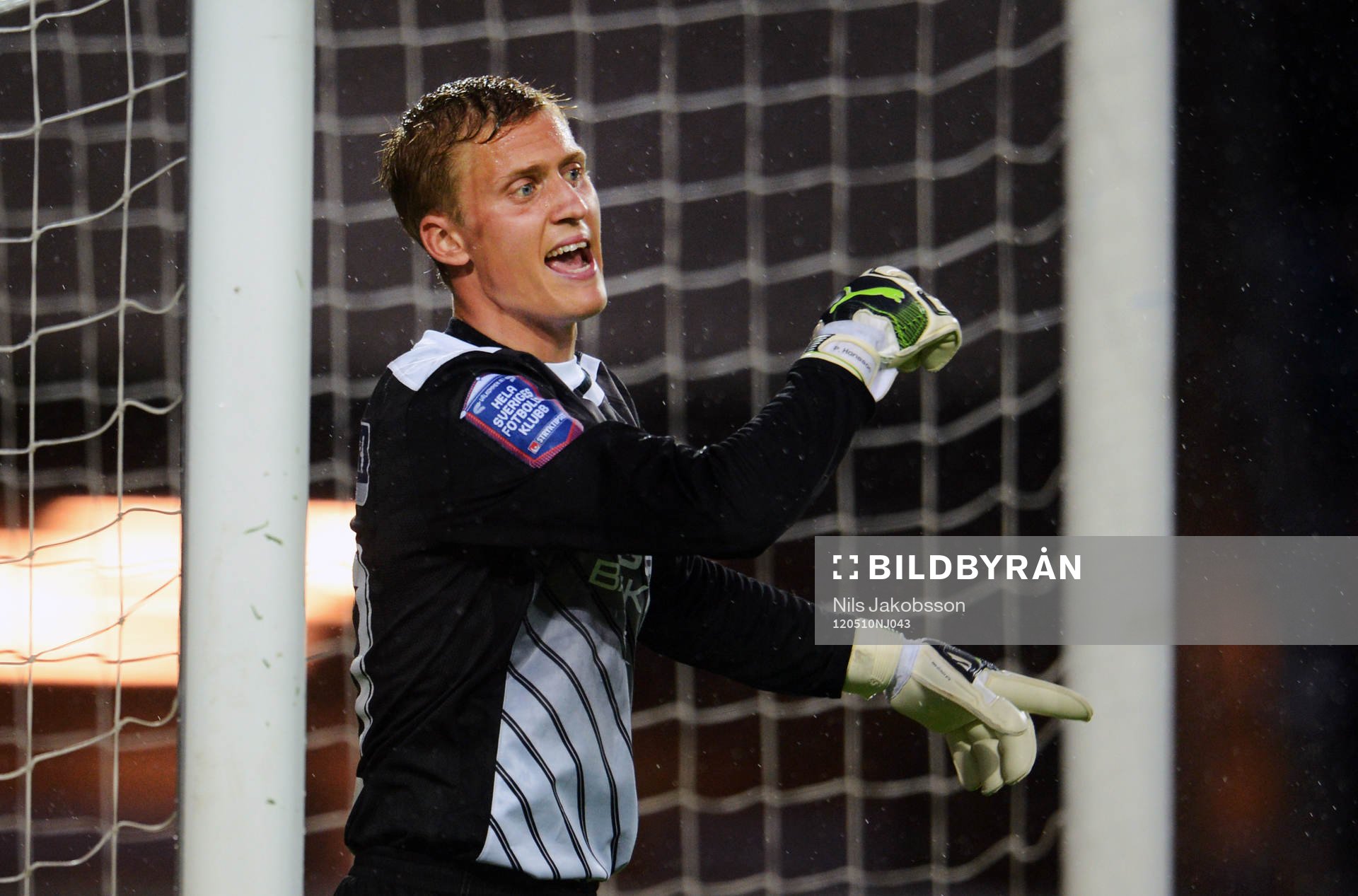 Pär Hansson, målvkat, Helsingborg, dirigerar sin mur