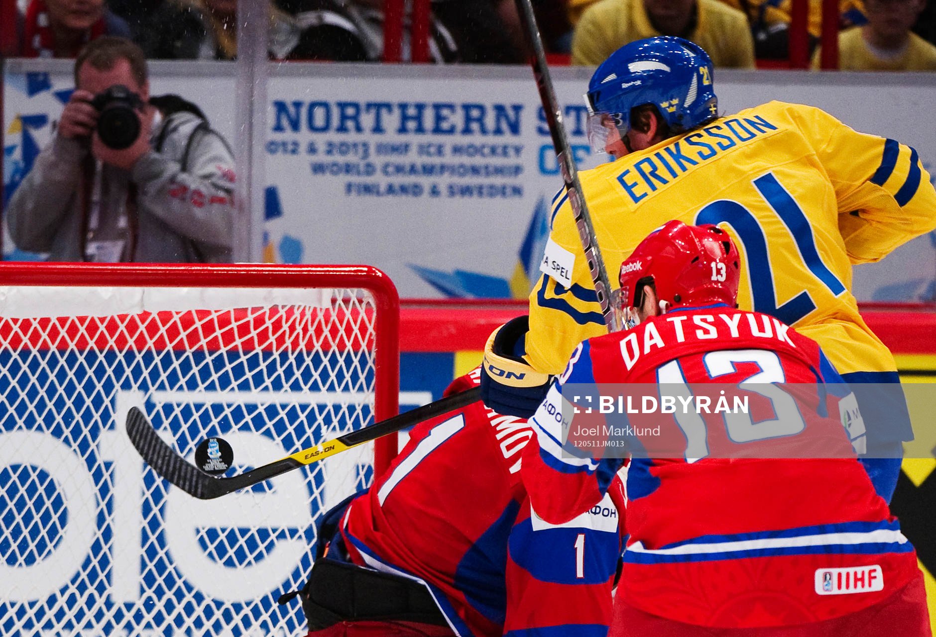 Loui Eriksson, Sverige, är nära att trycka in pucken i