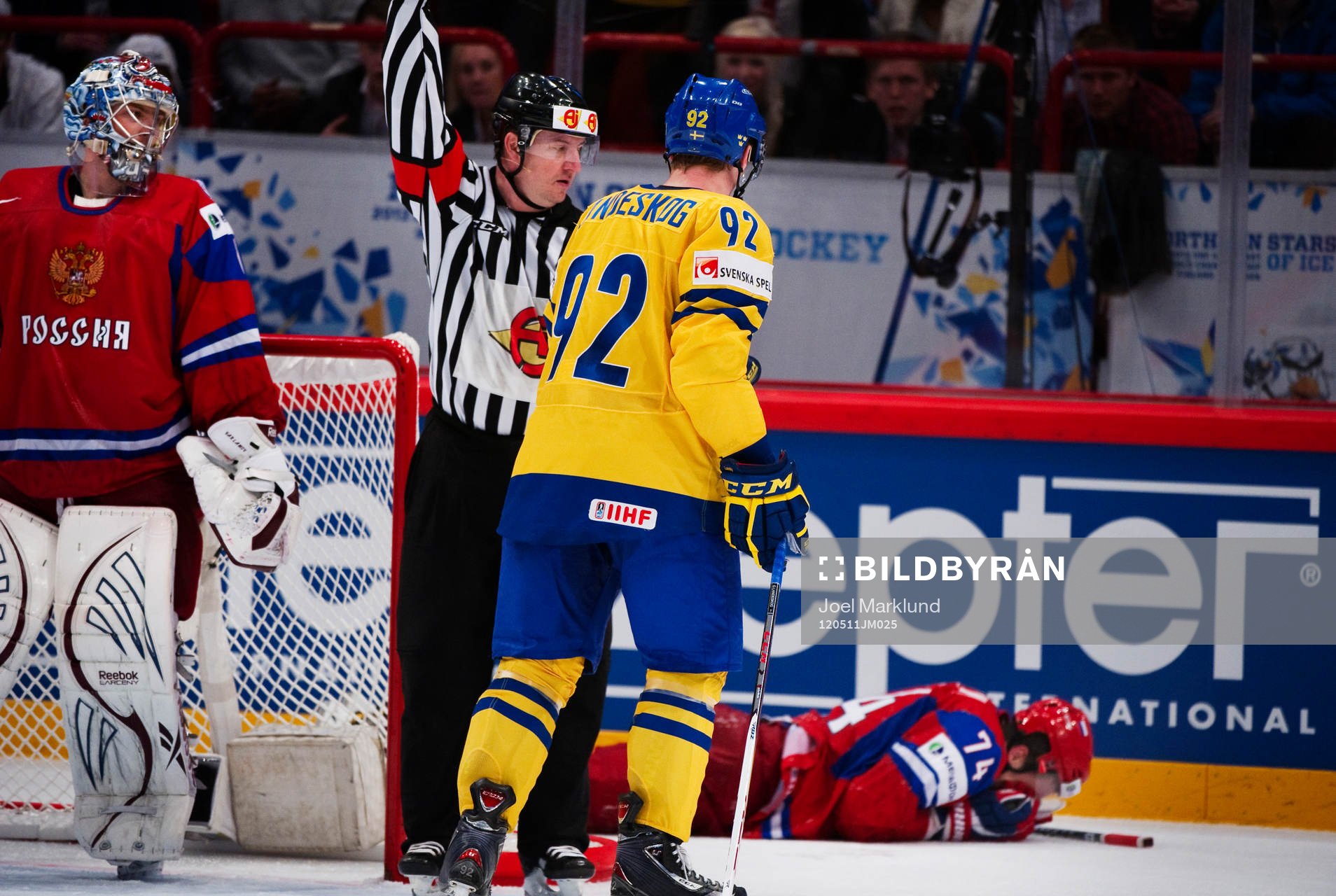 Gabriel Landeskog, Sverige, ser Alexei Yemelin, Ryssland,