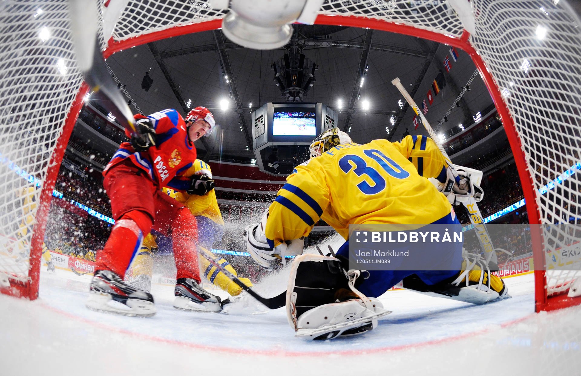 Yevgeni Malkin, Ryssland, utmanar Viktor Fasth, målvakt,
