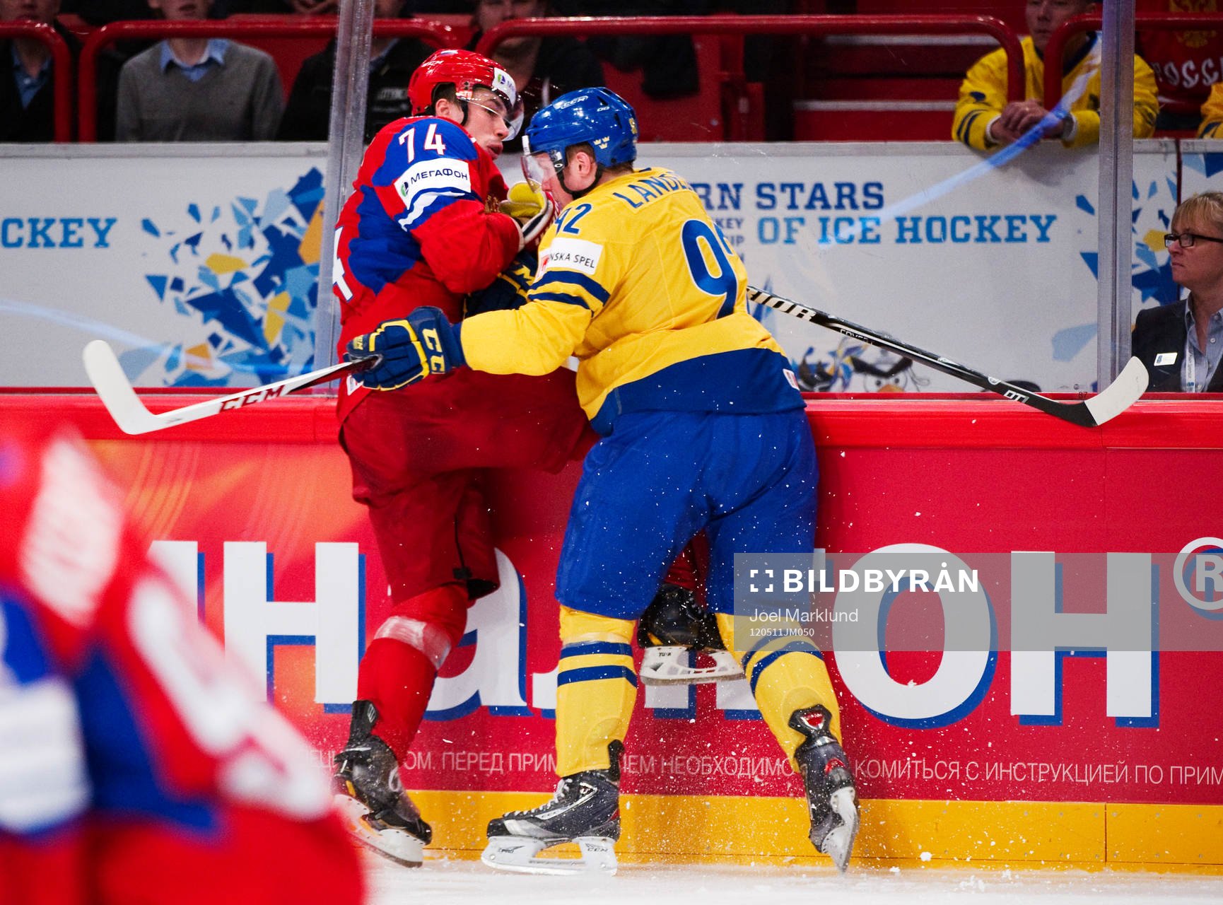 Alexei Yemelin, Ryssland, tacklas av Gabriel Landeskog,