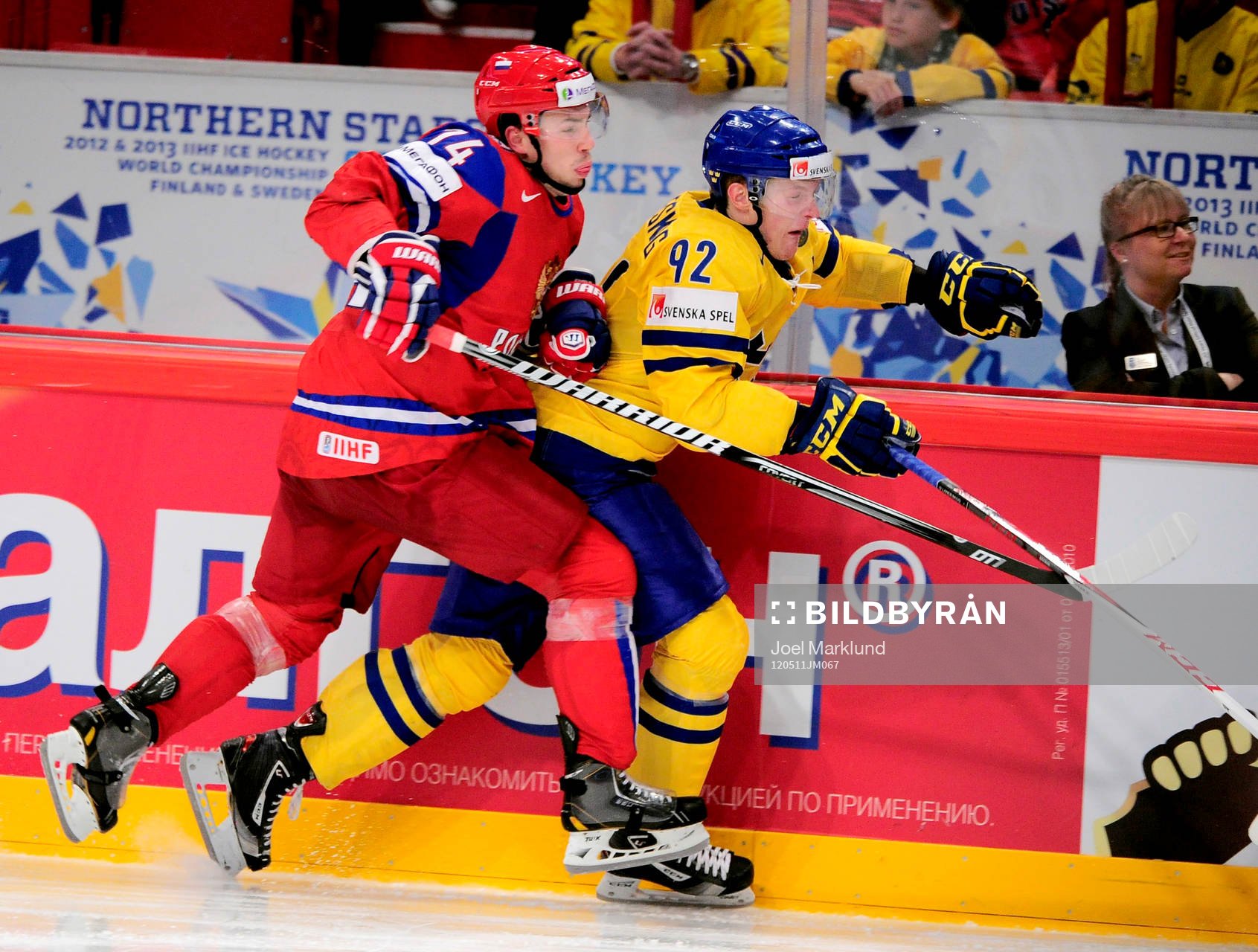 Alexei Yemelin, Ryssland, tacklar Gabriel Landeskog, Sverige