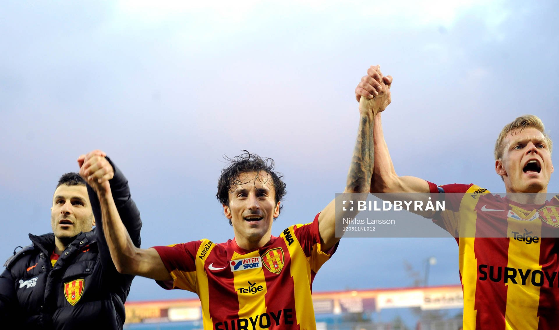  Louay Chanko, Sharbel Touma och Johan Arneng, Syrianska jublar över segern. Jubel.