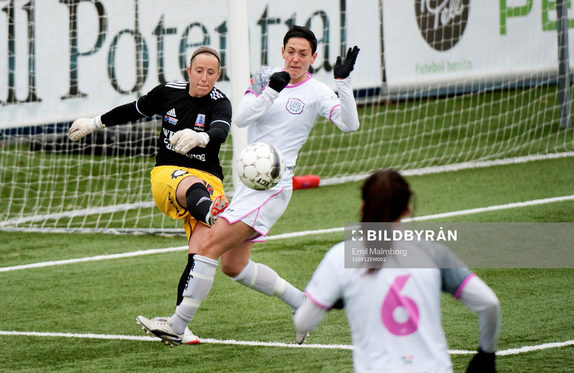 Loes Geurts, Vittsjös målvakt får iväg bollen precis