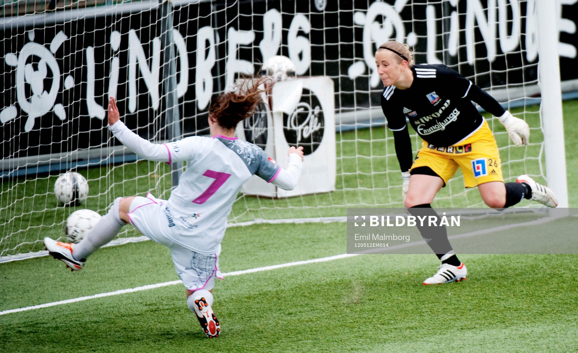 Ramona Bachmann, LDB missar öppet mål. Loes Geurts,