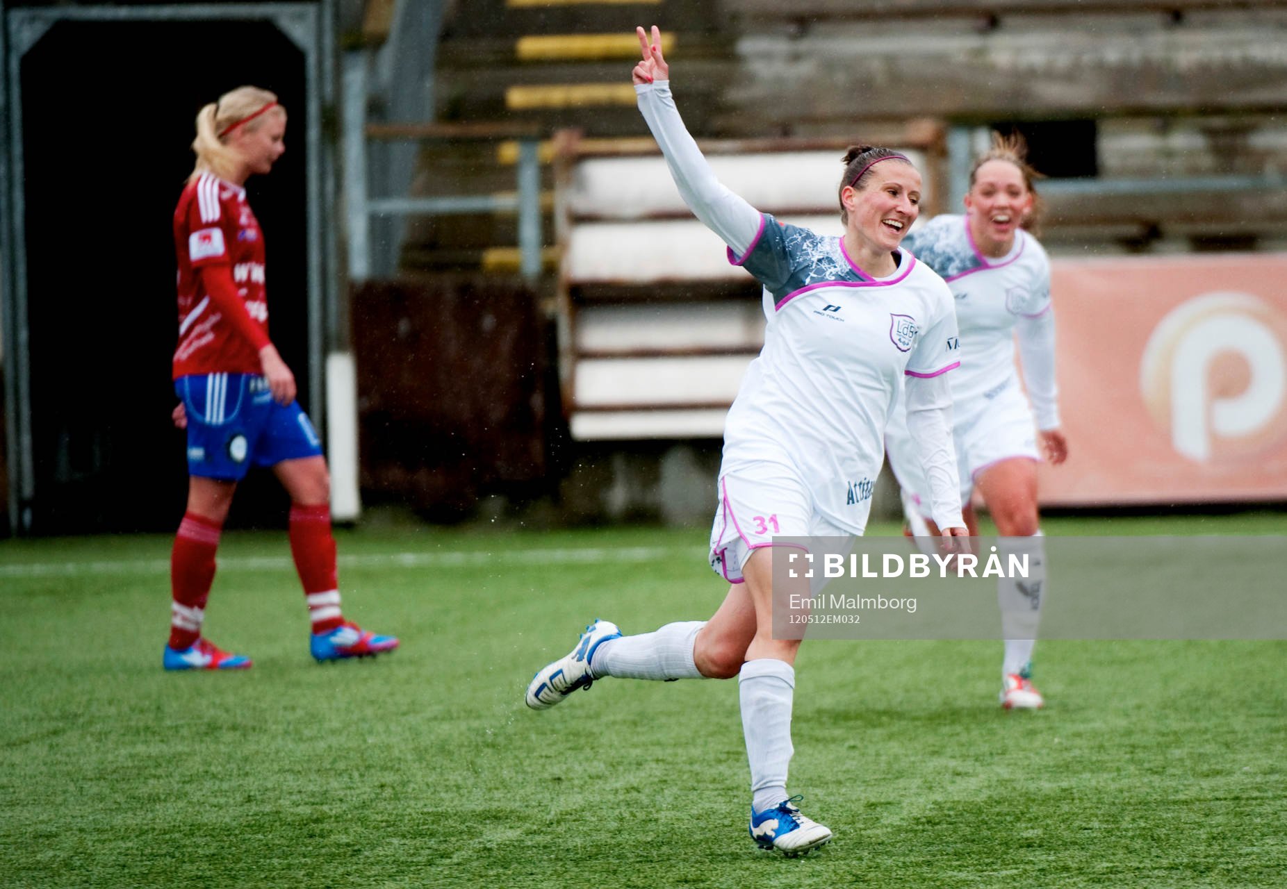 Anja Mittag, LDB gör 2-1. Jubel