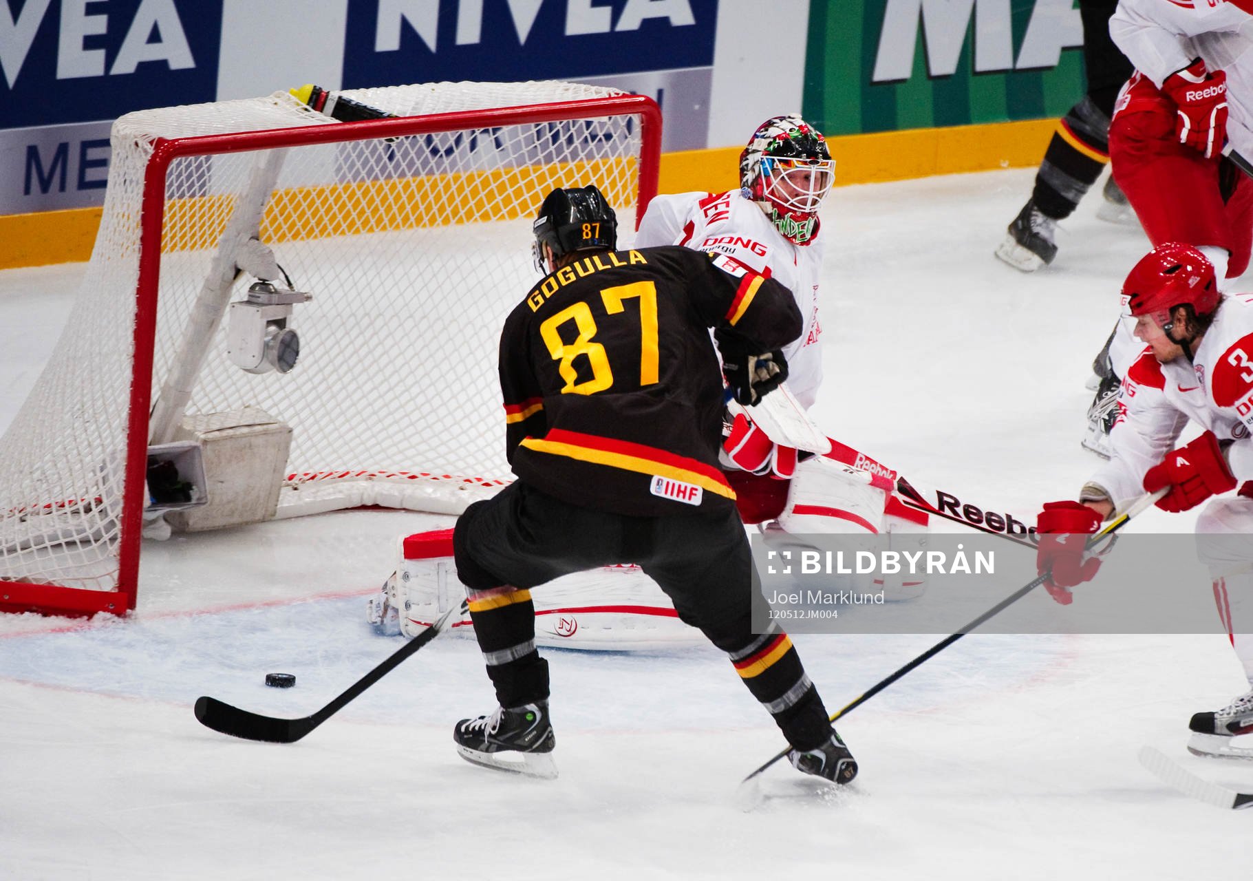 Philip Gogulla, Tyskland, gör 2-1 bakom Frederik Andersen,