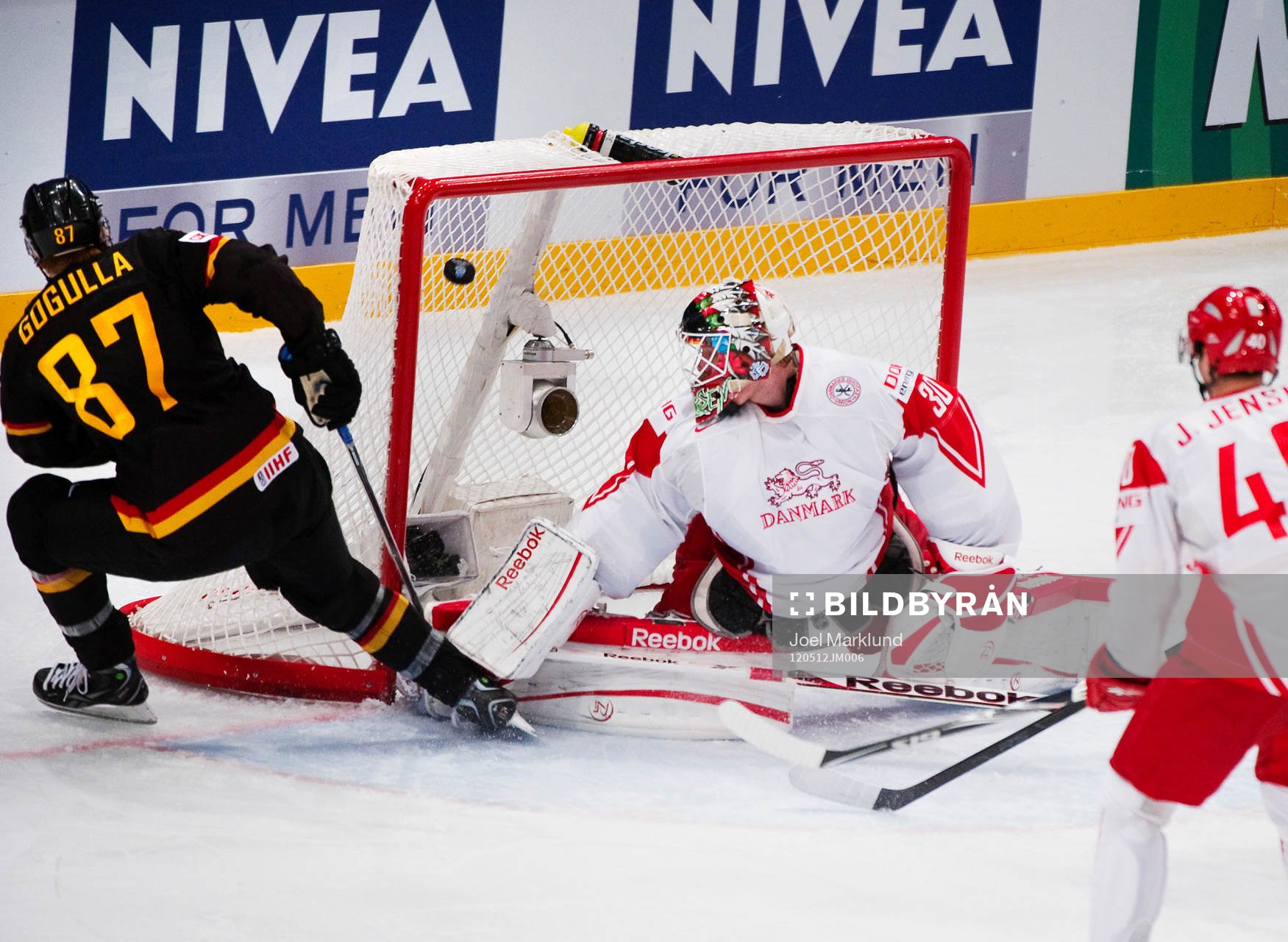 Philip Gogulla, Tyskland, gör 2-1 bakom Frederik Andersen,