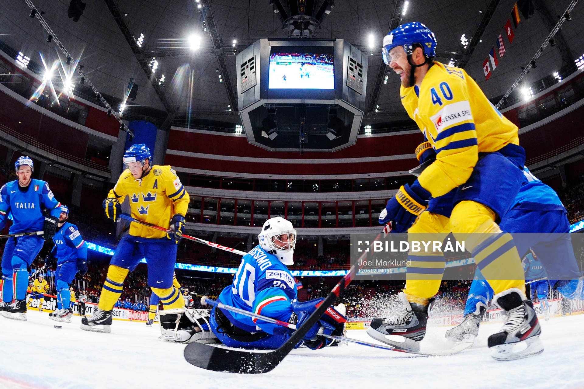 Gabriel Landeskog och Henrik Zetterberg, Sverige, oroar
