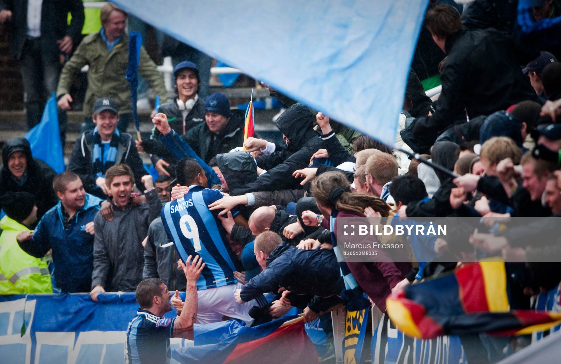 Ricardo Santos, Djurgården firar sitt 1-0 mål med publiken