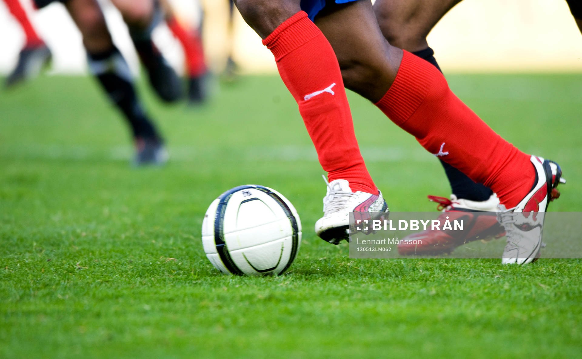 Fot, fötter, fotboll, fotbollsskor, gräs, bredsida