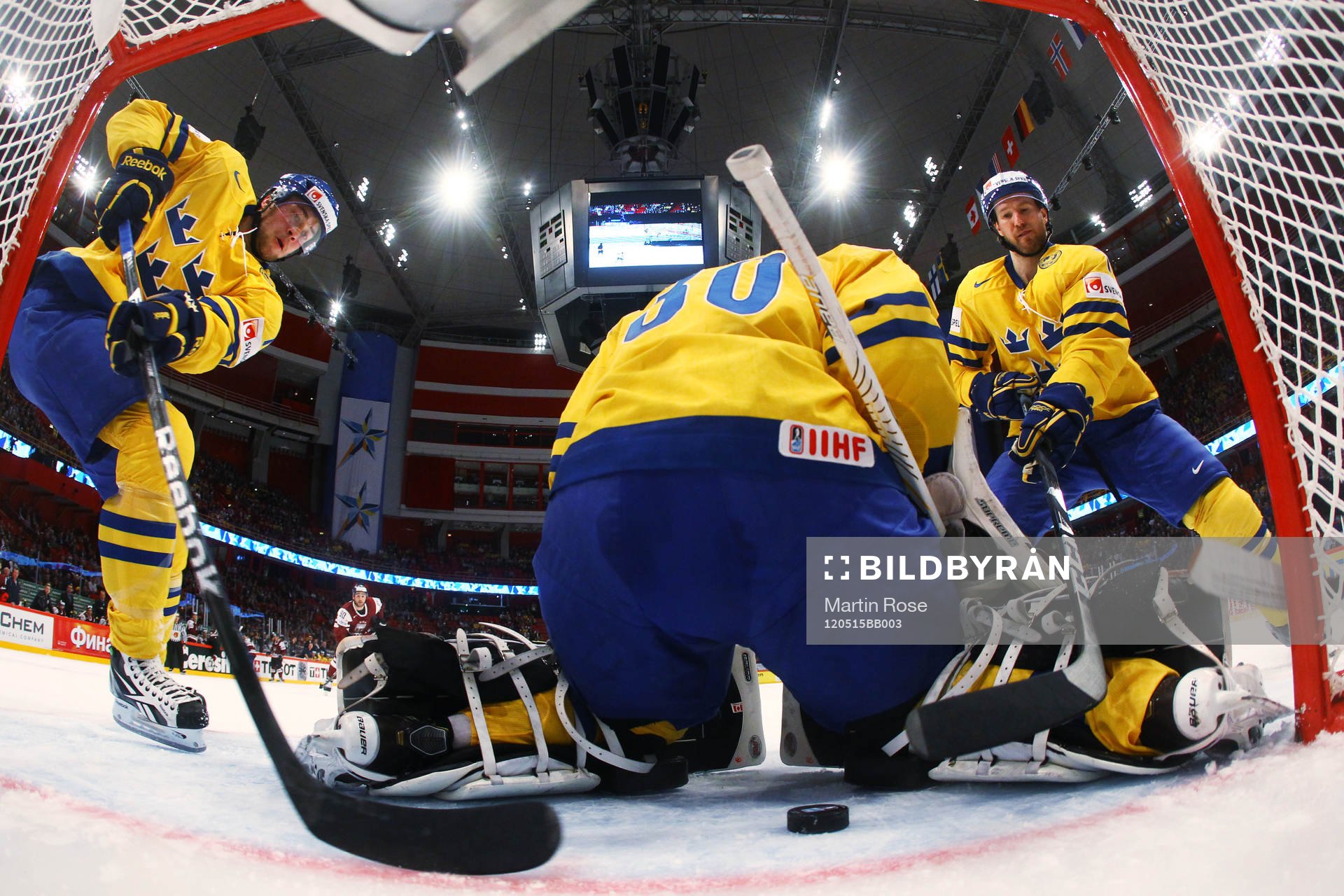 Victor Hedman och Niklas Kronwall rensar bort en puck bakom