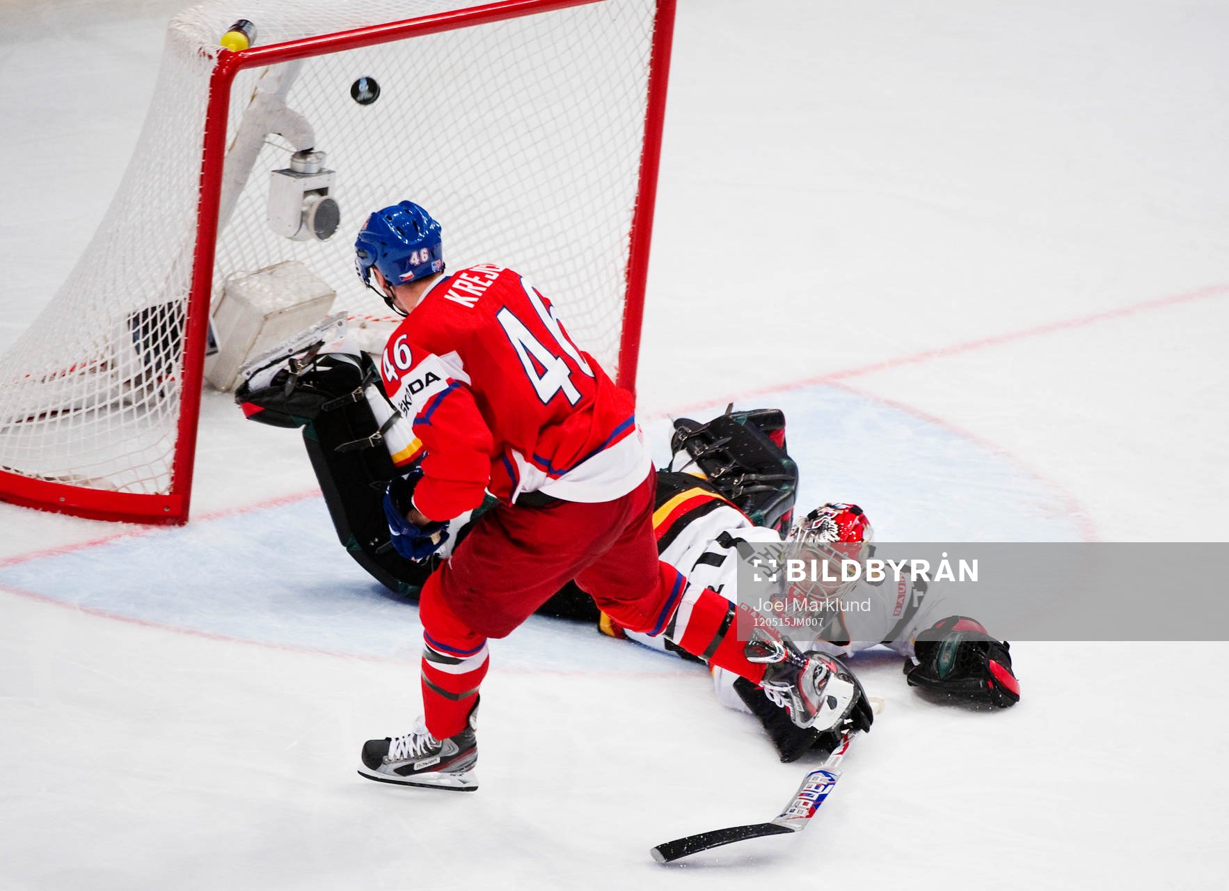 David Krejci, Tyskland, gör 5-1 bakom Dennis Endras,