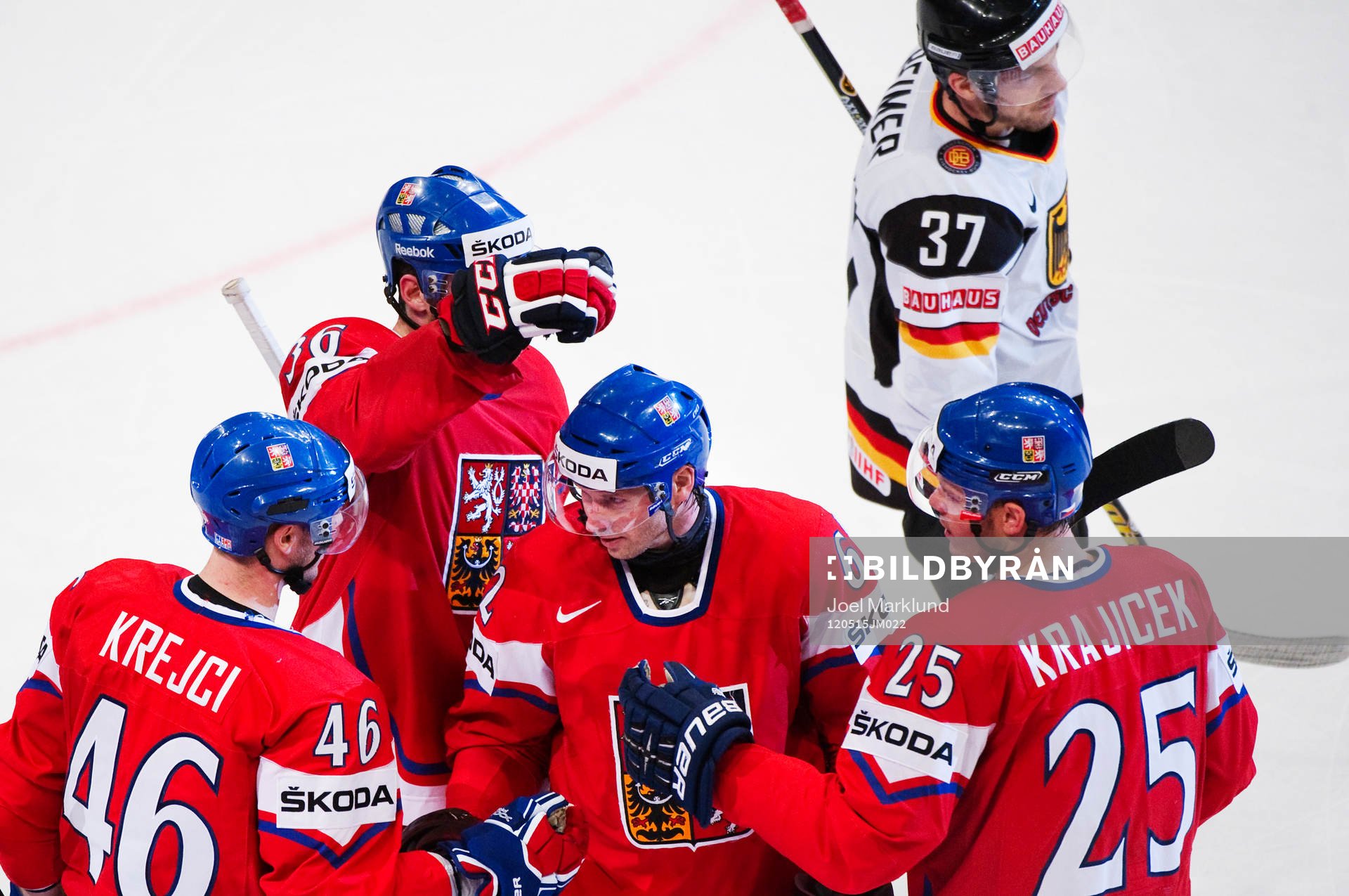 David Krejci, Tjeckien, gratuleras till sitt 5-1-mål. Jubel
