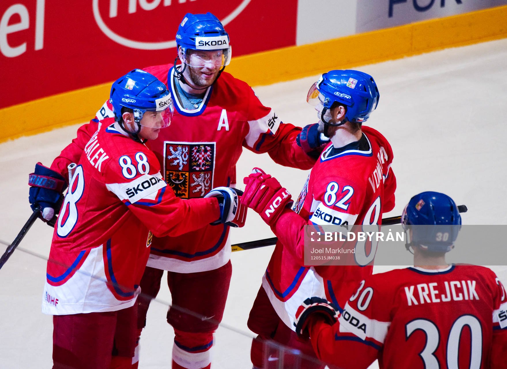 Jiri Novotny, Tjeckien, gratuleras till sitt 6-1-mål. Jubel