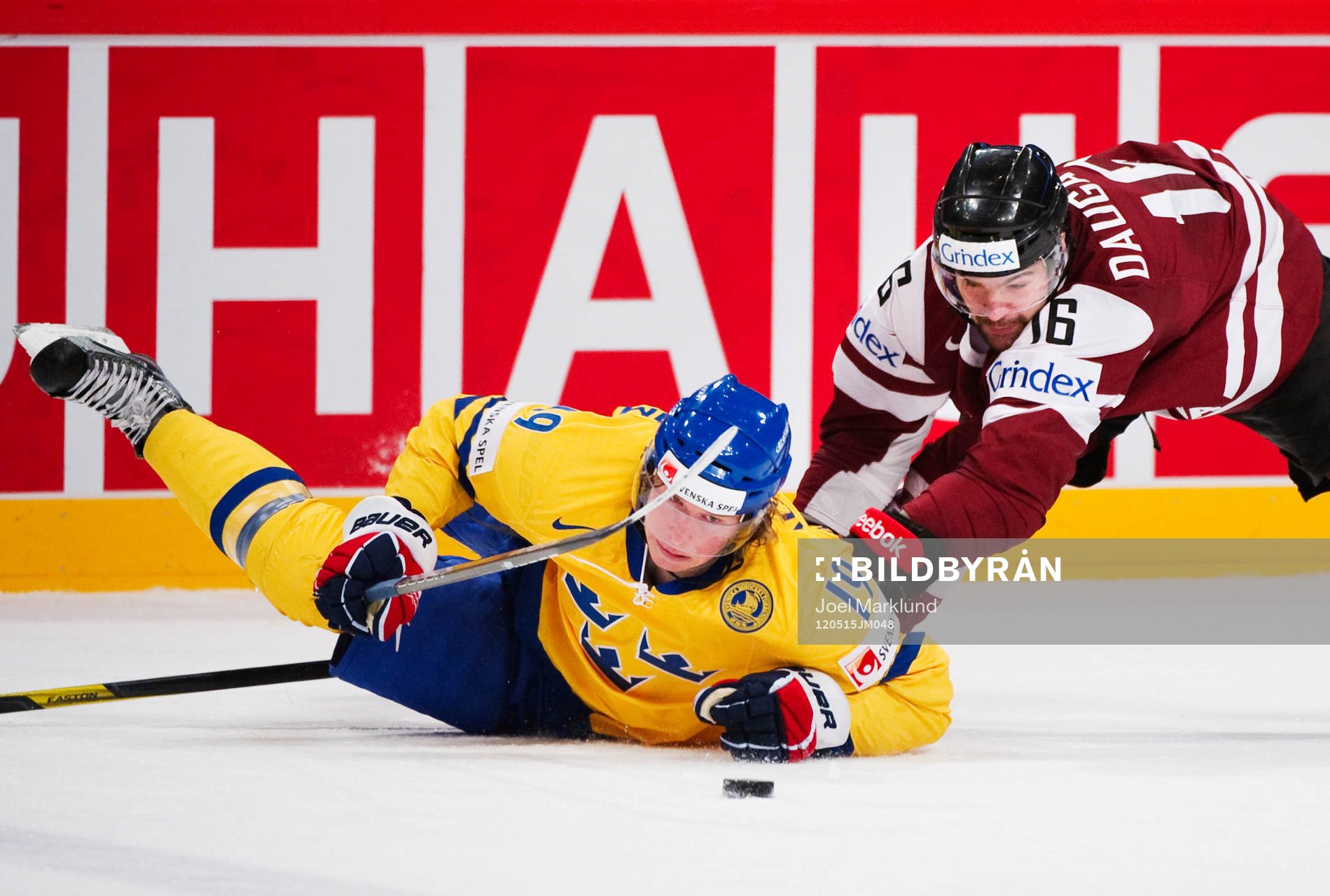 Kaspars Daugavins, Lettland, får Nicklas Bäckström,