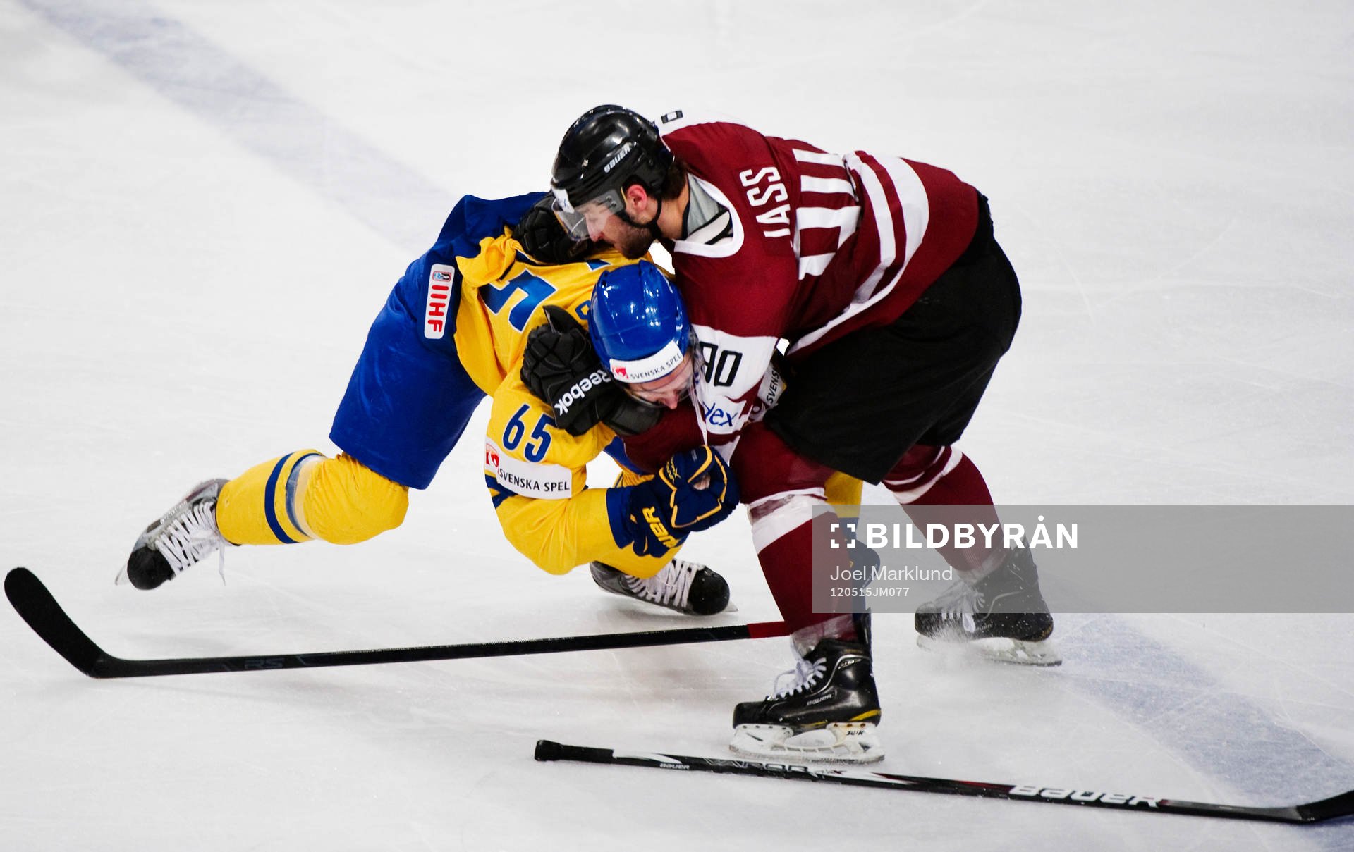 Koba Jass, Lettland, ger sig på Erik Karlsson, Sverige